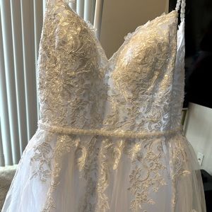 Affordable never been worn wedding Dress